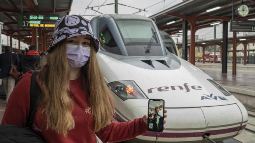 Irene con su madre al teléfono en Madrid. |   // FARO