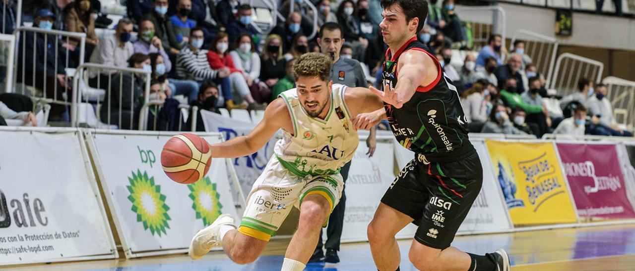 Joan Feliu defiende a un jugador del TAU Castelló.