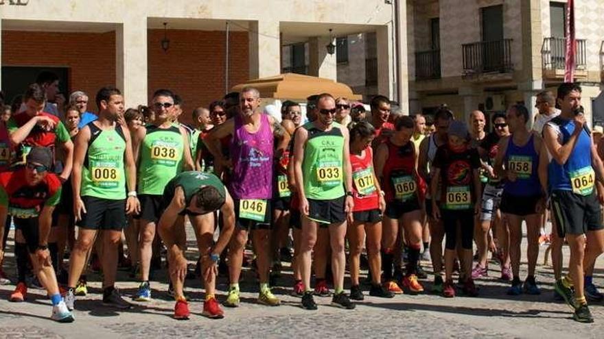 Momento de la salida de la carrera absoluta en la plaza mayor de Alcañices.