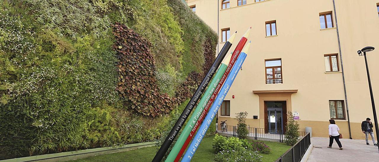 Entrada a la EPA Sant Carles de Ontinyent y su jardín vertical, en una imagen de archivo | PERALES IBORRA