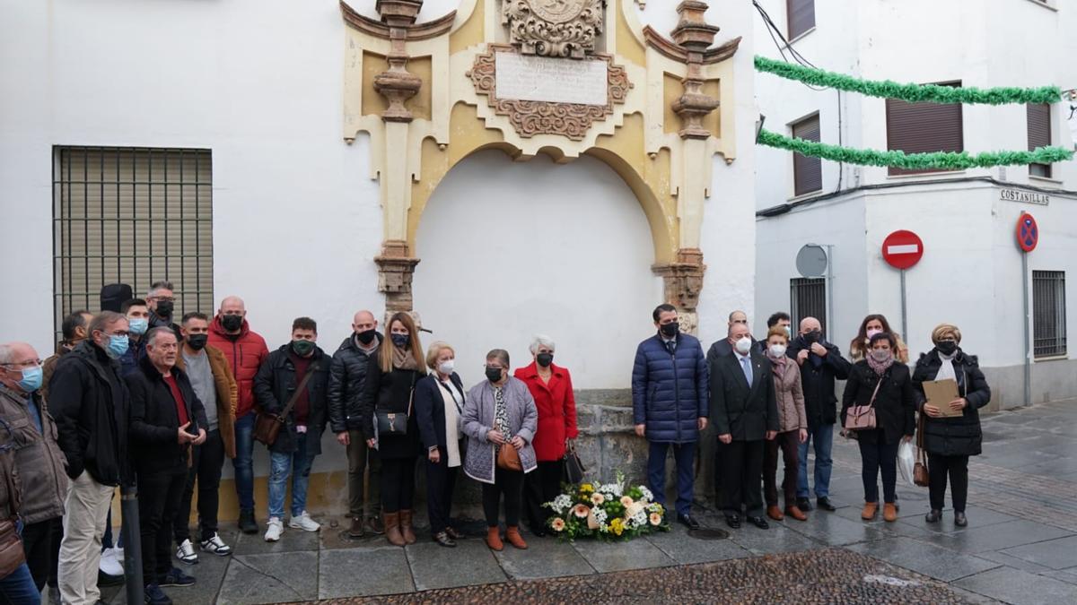 Asistentes al acto de celebrado en la fuente de la Piedra Escrita.