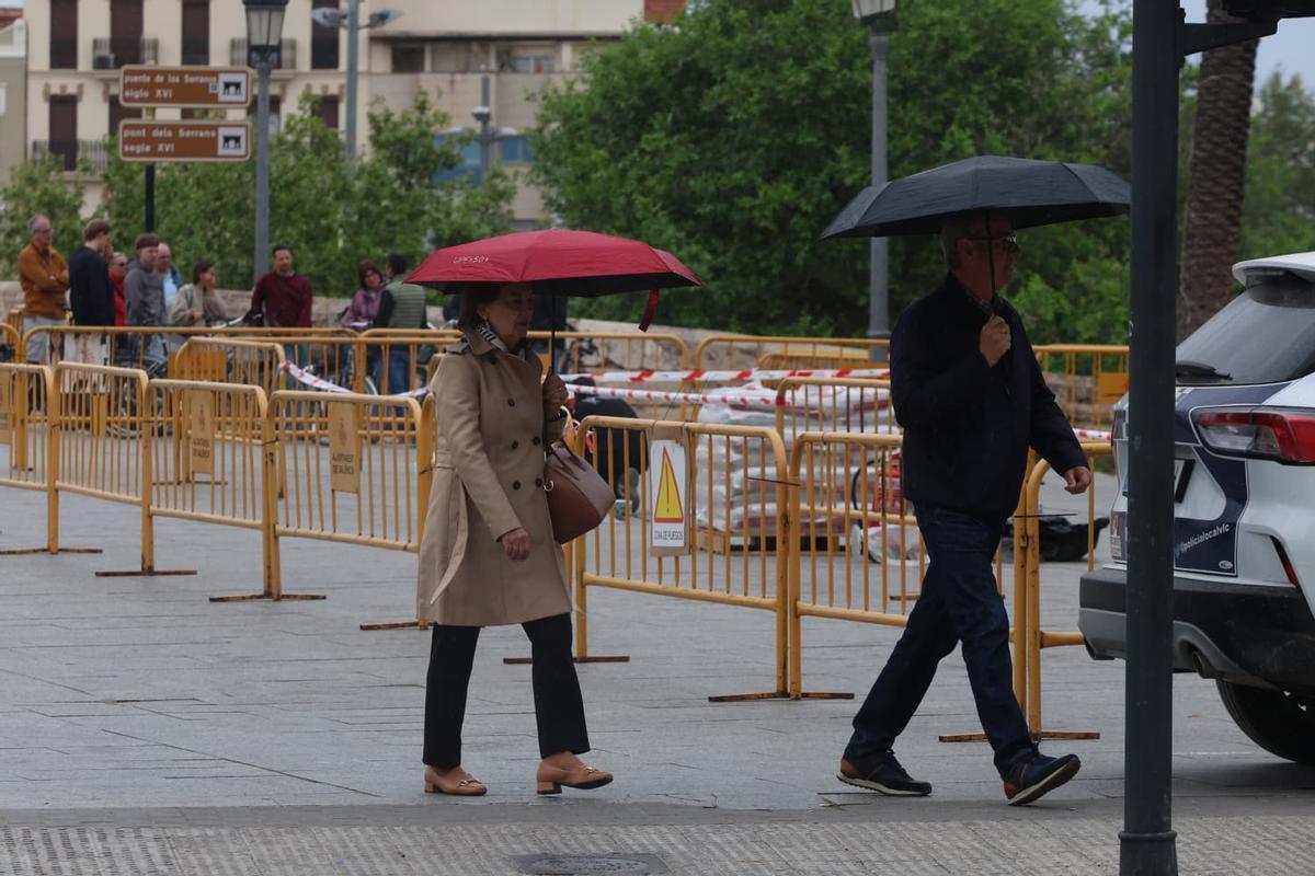 Mañana gris de nubes y lluvia en València en la víspera de San Vicente Ferrer
