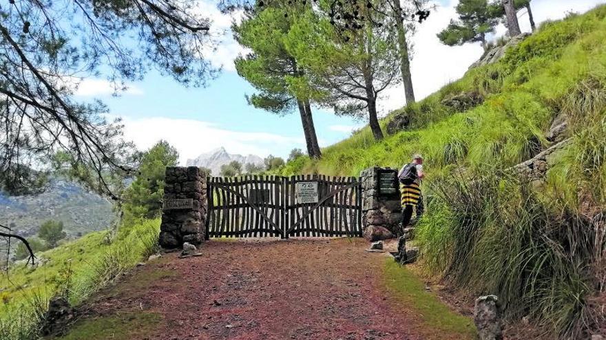 Ein Schild an der Barriere signalisiert: Wanderer müssen sich an die Auflagen halten. Im Hintergrund ist der Puig Major zu sehen.  | FOTO: KATHRIN BREMER