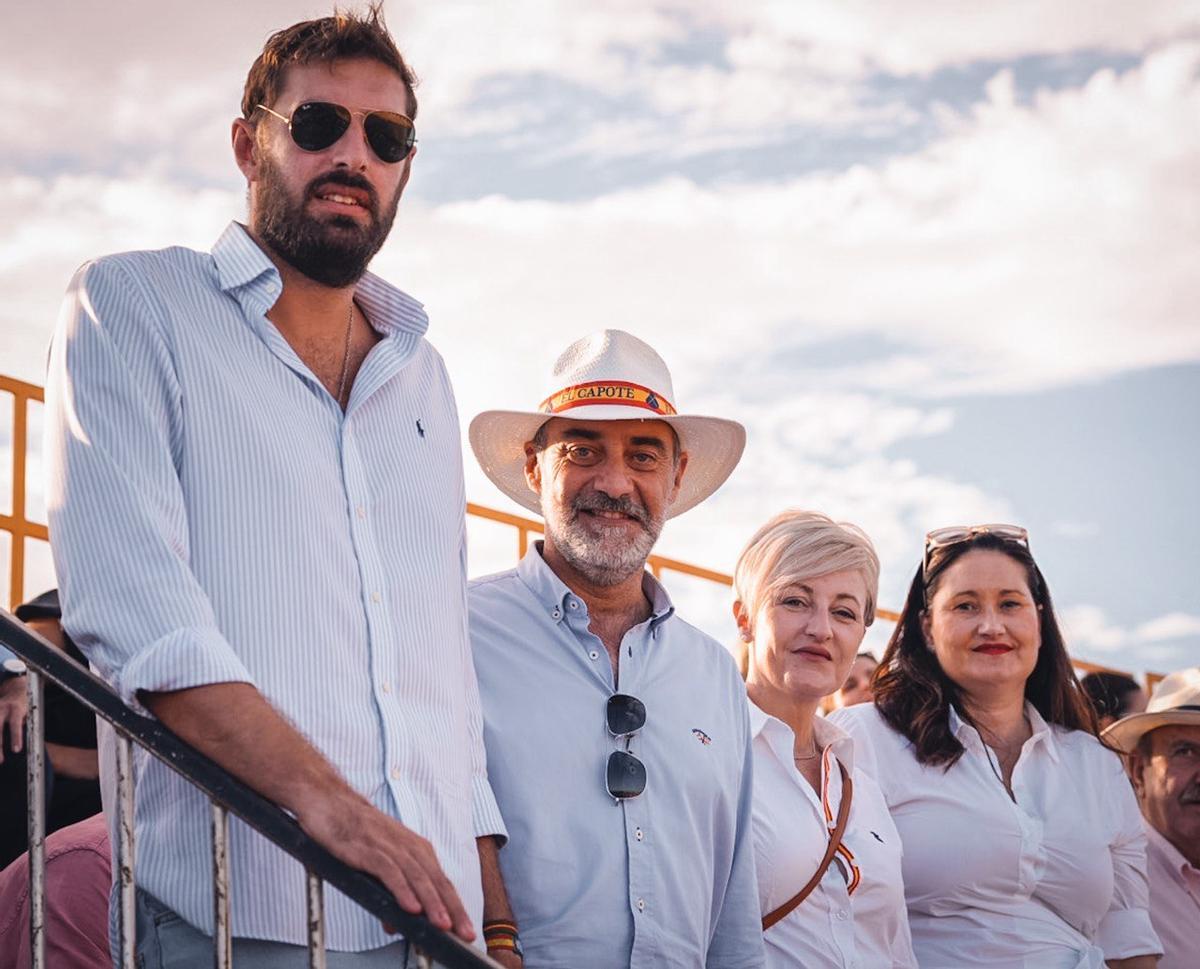 Antelo (i) posa con el miembros del Grupo Municipal de Vox en Torre Pacheco en una imagen de archivo.
