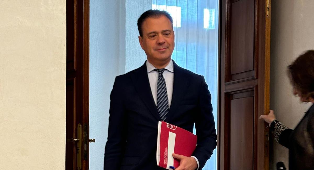 El portavoz del Gobierno Marcos Ortuño, entrando en la sala de prensa del Palacio de San Esteban, este jueves 5 de febrero.