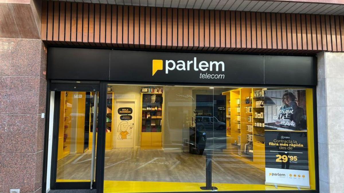 La nova botiga de Parlem Telecom a Manresa, al Passeig  | FIRMA FOTÓGRAFO