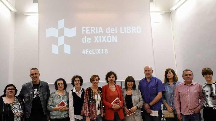 Por la izquierda, Cristina Cueva, Rafael Gutiérrez, Laura Pascua, Covadonga Sánchez, Raquel Huergo, Montserrat López, Esther García, Isidro María Pérez, Patricia M. Benavente, Rubén Arquero y Elsa Fernández, ayer.