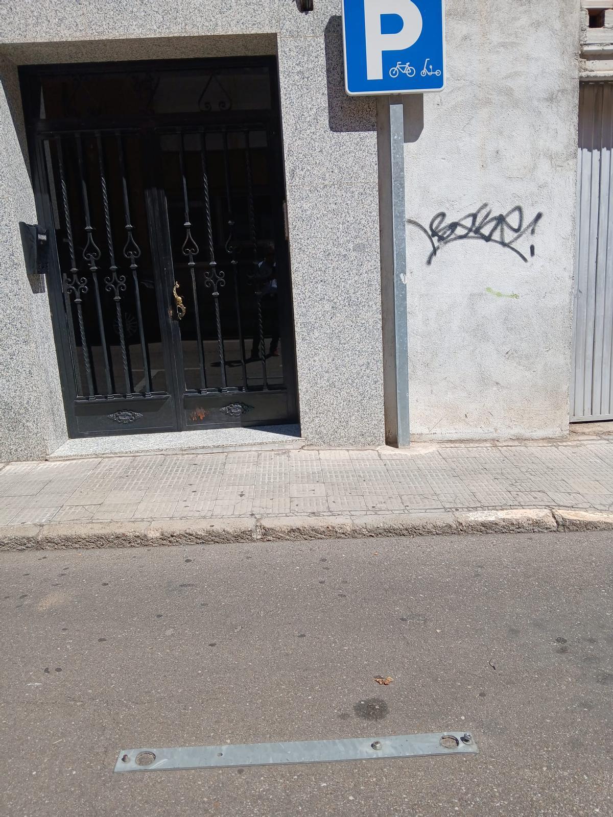 Aparcamiento que ha causado molestias en la calle Cid