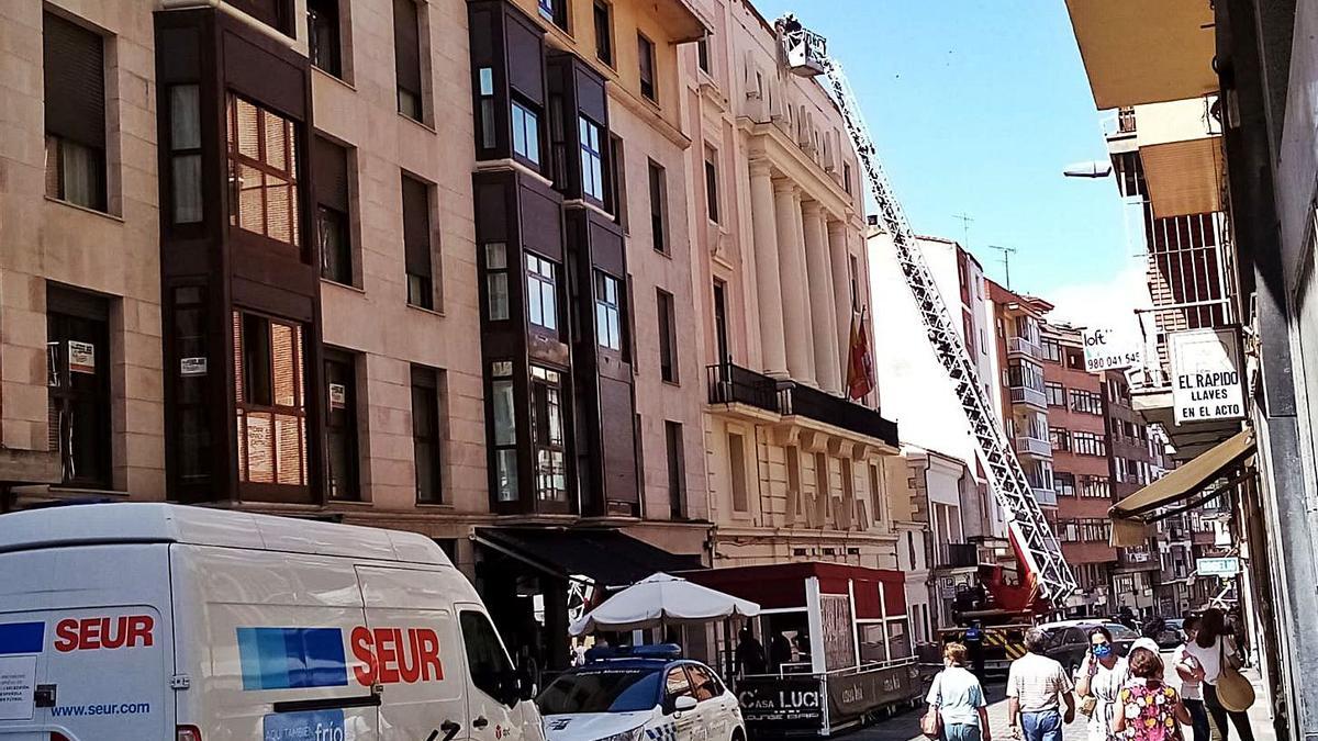 Los bomberos intervienen en la fachada del Palacio de Justicia de Zamora.