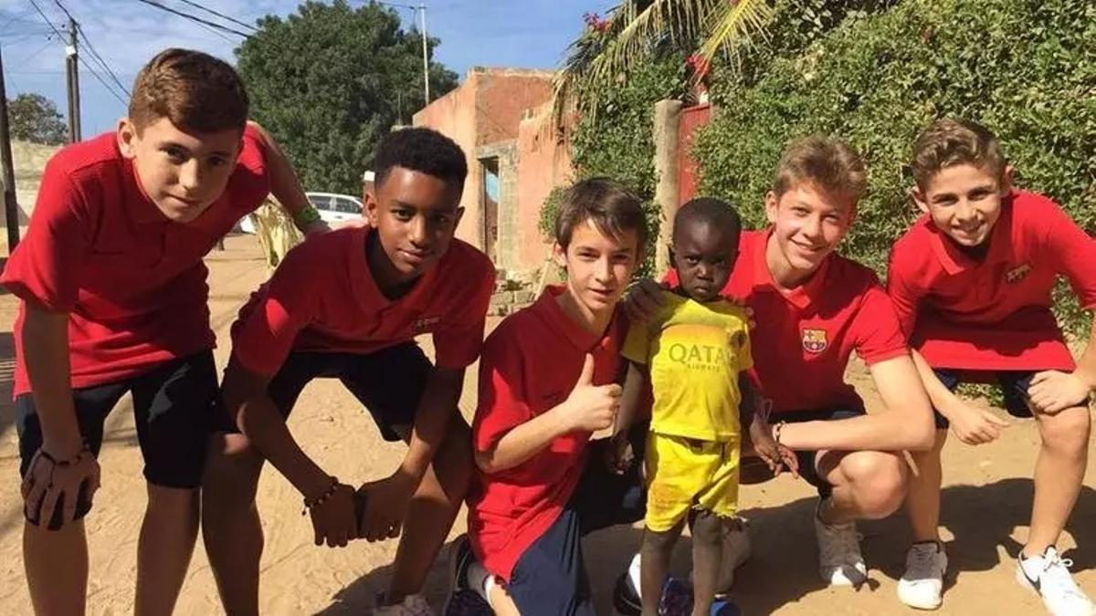 Víctor Muñoz, Alejandro Balde, Marc Casadó, Leo dos Reis y Fermín López, durante un viaje a Senegal con el Barça.