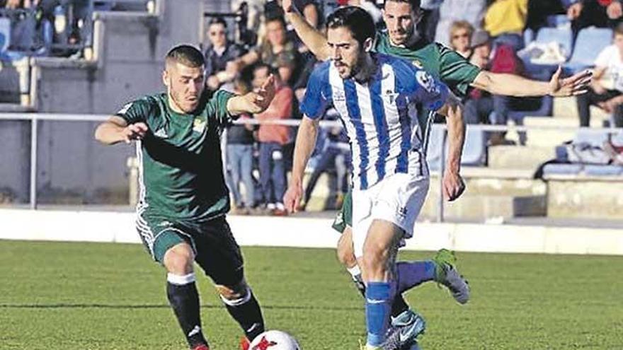 Sergio Dueñas, durante un partido con el Écija Balompié.