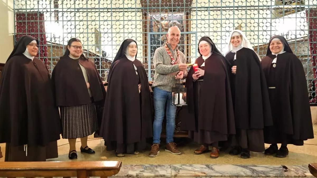 Entrega de la Luz de Belén el año pasado a las Clarisas de Villaviciosa.