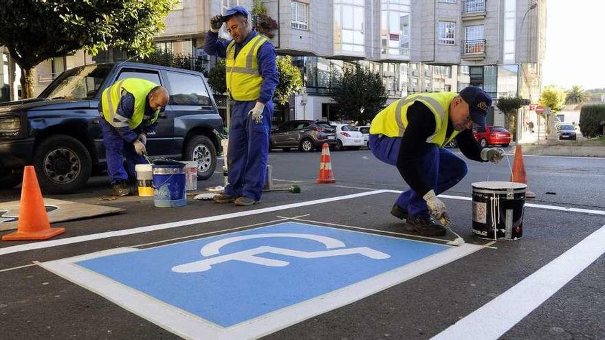 Nueva plaza para discapacitados en Marina  |  El entorno de la Praza da Marina de Lalín cuenta desde ayer con una nueva plaza reservada para vehículos de personas con algún tipo de discapacidad. La otra, situada aproximadamente a un unos 20 metros de distancia, está en el margen derecho en sentido de subida desde Penatoares hasta la plaza. Operarios municipales comenzaron en la mañana de ayer a decorar el suelo con la imagen que advierte al conductor de la obligatoriedad de dejar libre esta plaza, ahora reservada a personas con discapacidad.