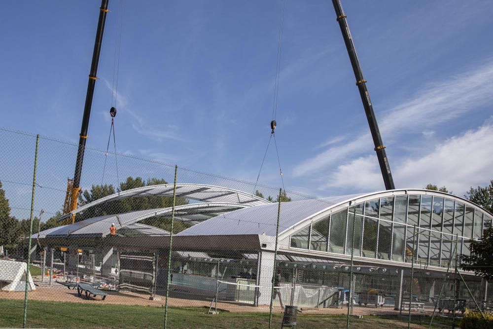 El GEiEG instal·la la nova cúpula de la piscina de 50 metres al complex de Sant Ponç de Girona