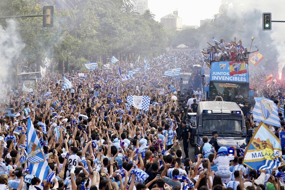 El malaguismo se echa a la calle: las mejores imágenes de la rúa del Málaga CF