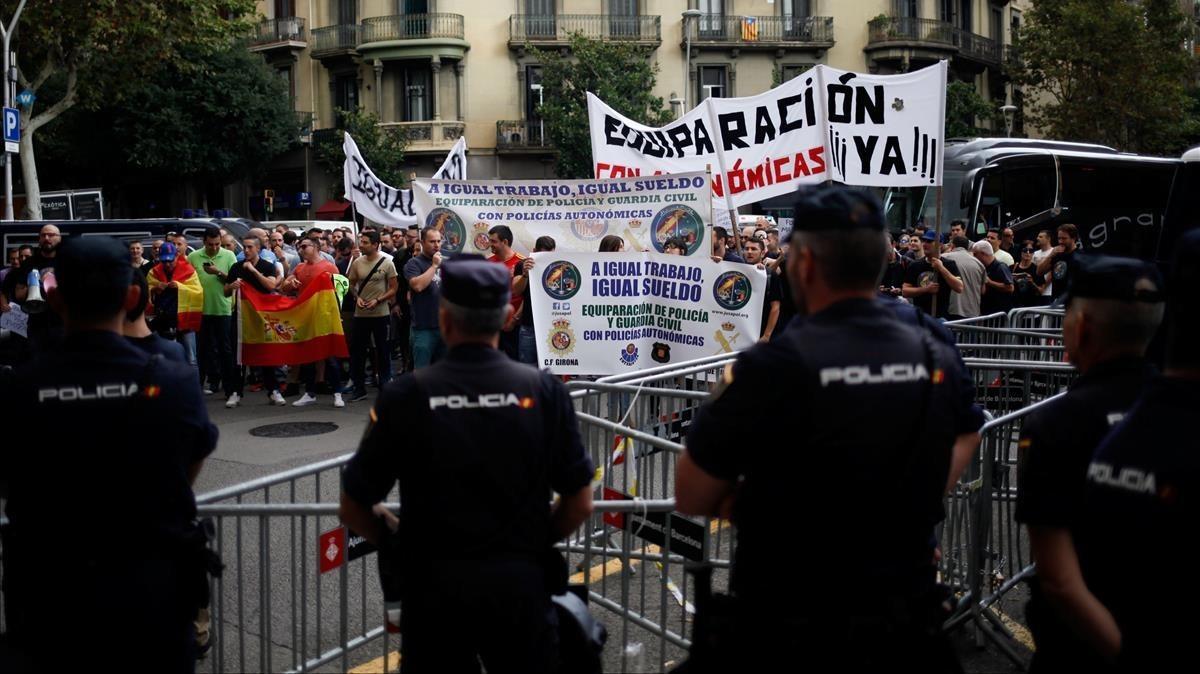 zentauroepp40325376 spanish national police officers stand guard during a protes170928142902