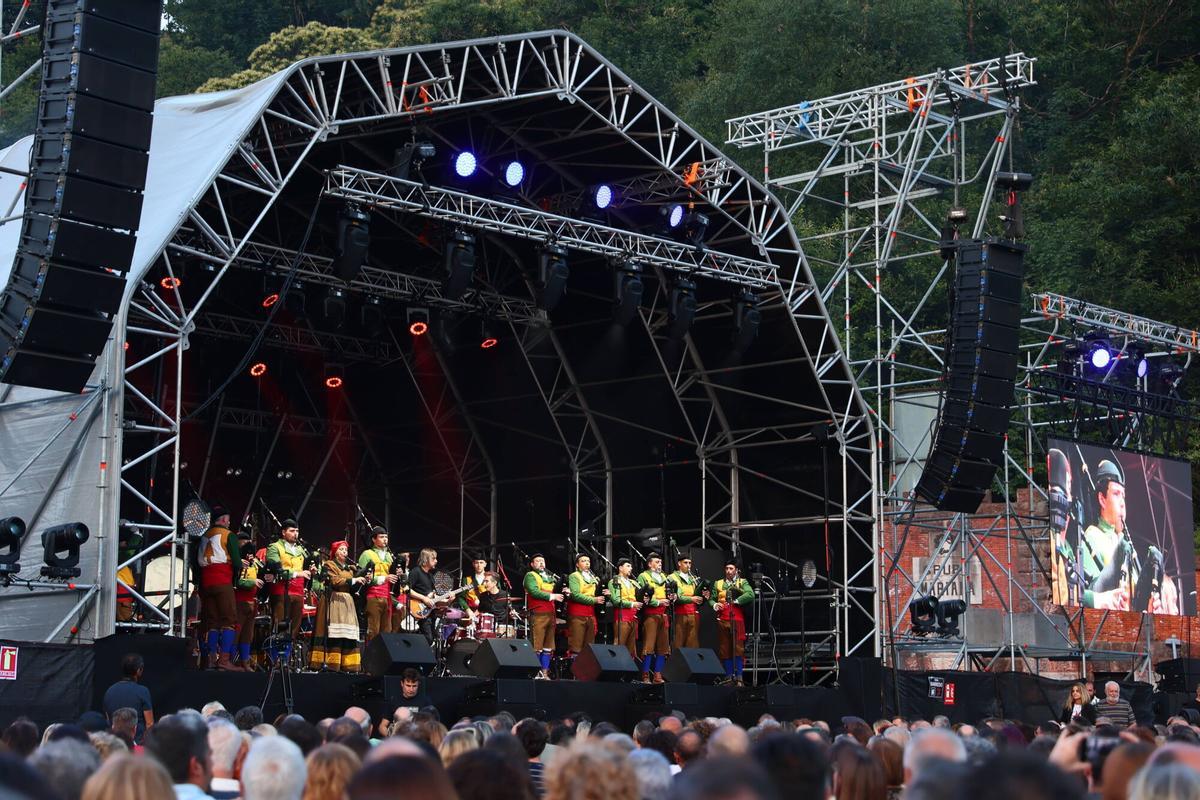 EN IMÁGENES: Concierto de Víctor Manuel por San Xuan en el Pozu Barreo
