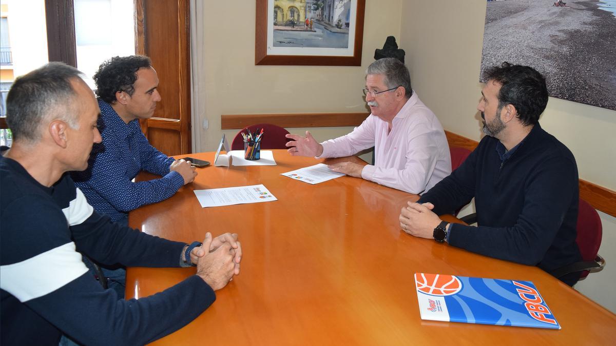 El Ayuntamiento de Moncofa y la Federación de Baloncesto de la Comunitat Valenciana (FBCV) han ampliado por una temporada más el convenio de colaboración.