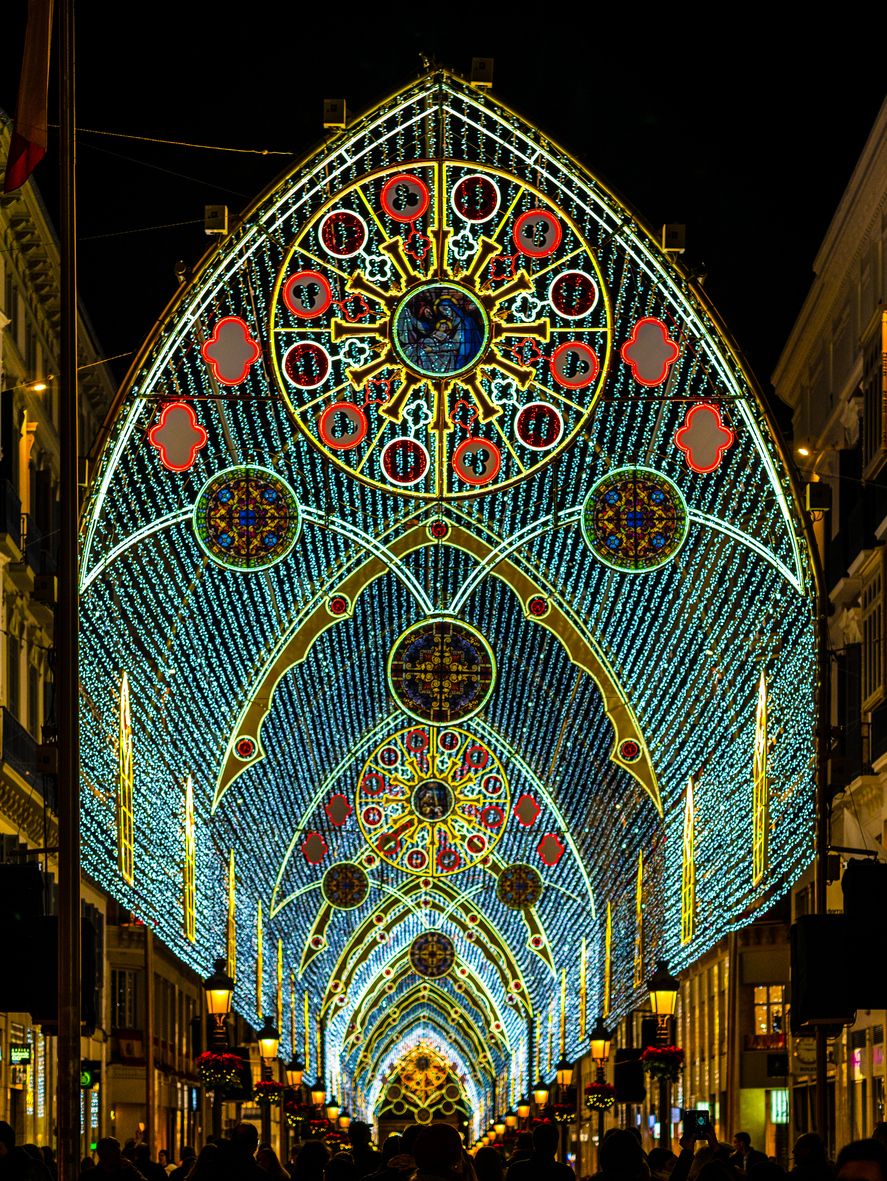 Adornos navideños en la calle larios