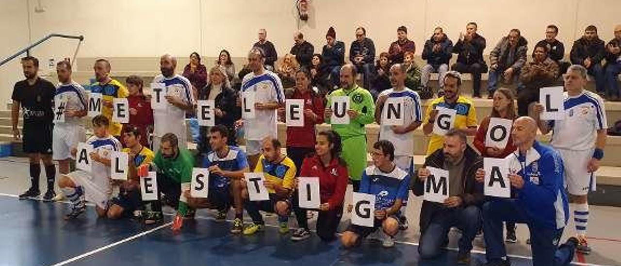 Los jugadores del Samo y del Duero, con el lema &quot;MeteleUnGolAlEstigma&quot;, antes del partido del jueves en Oviedo.