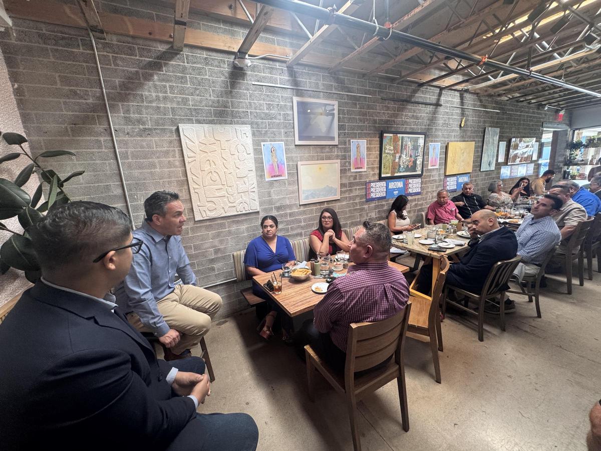 El congresista demócrata Pete Aguilar, en un acto con latinos en Arizona.