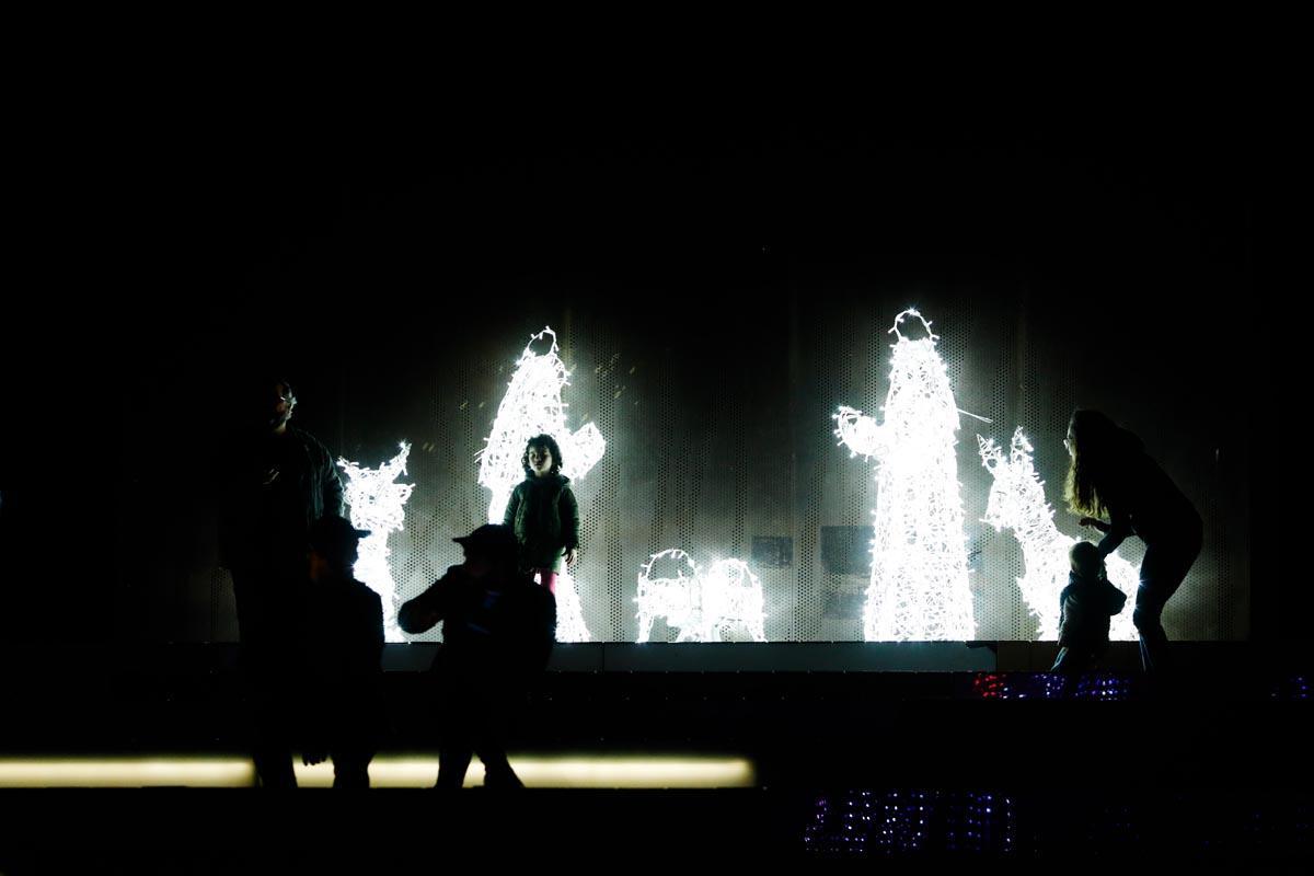 Galería: Juegos y risas en el túnel de luces del puerto de Ibiza