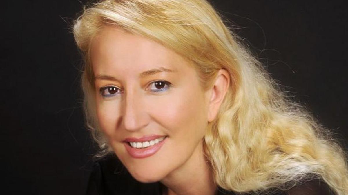La escritora Isabel Abenia presenta este lunes 'El traductor'.