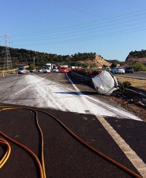 Imágenes del camión cargado con sosa caústica y accidentado hoy en la AP-7, a la altura de Sagunt.