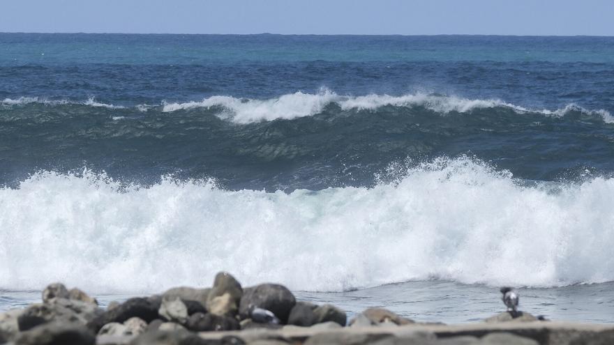 Una naviera suspende los viajes en tres islas por el fuerte oleaje en Canarias tras el aviso de la Aemet