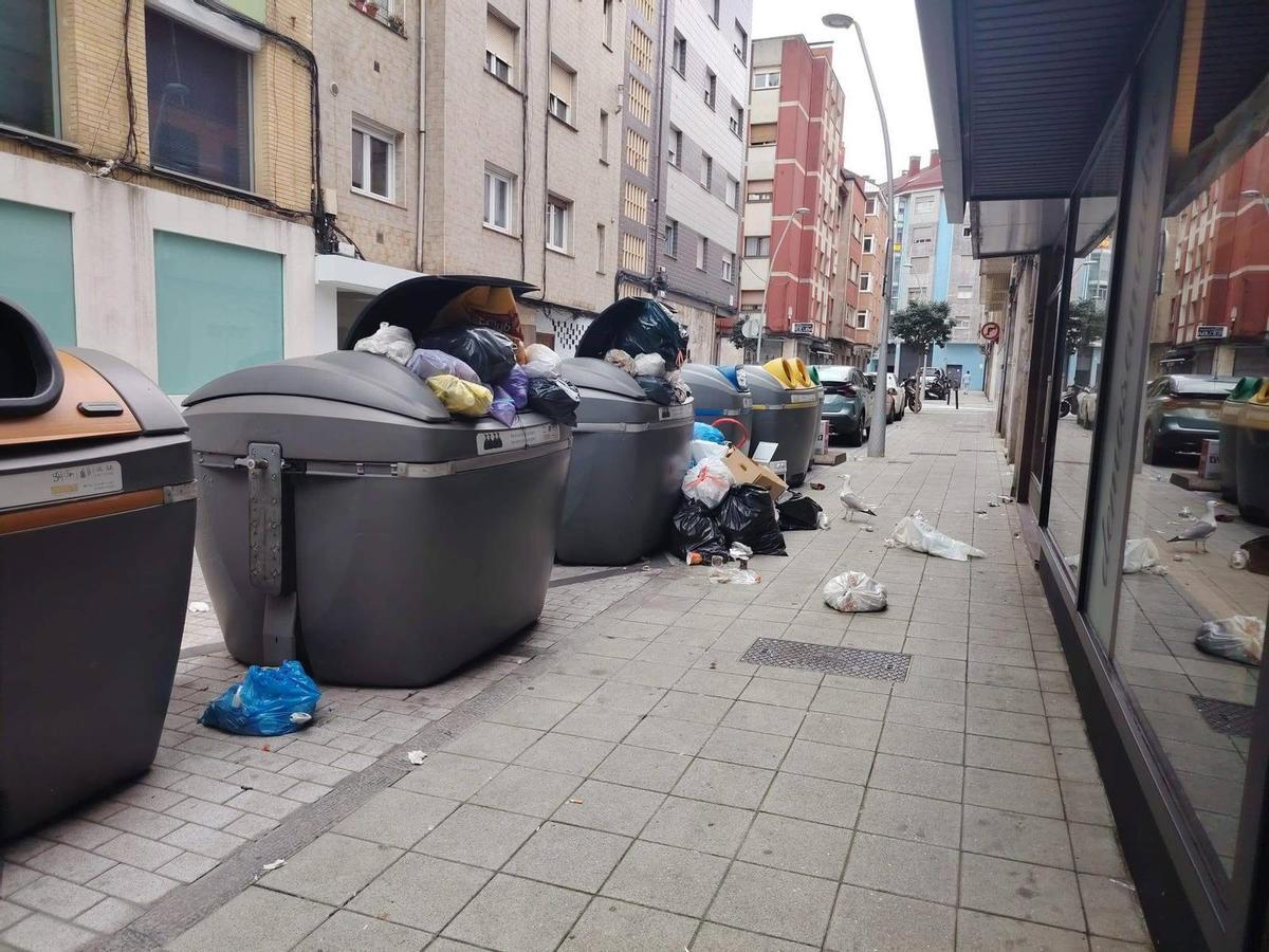 Exceso de basura en la calle Colombia, en La Calzada.