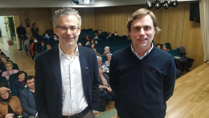 El neumólogo del Cunqueiro Alberto Fernández antes de comenzar la charla en Meaño.   | // T.H.