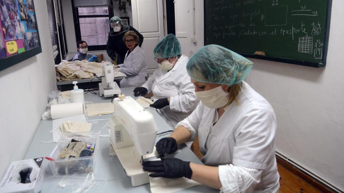 Trabajadores confeccionando mascarillas // Noe Parga