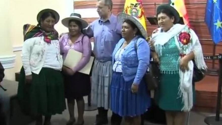 El presidente del Senado de Bolivia se pone falda en solidaridad con la mujer indígena