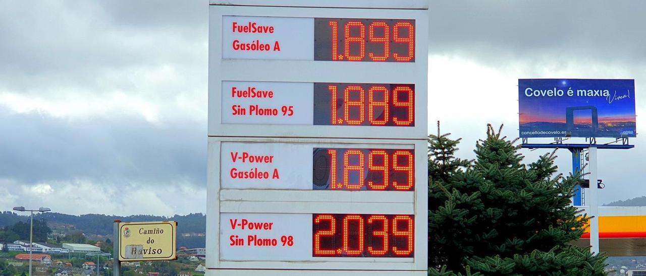 Precios de una gasolinera de la avenida de Madrid, este jueves en Vigo