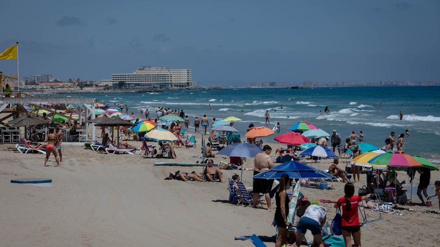 Así están las playas de La Manga durante el puente por el Día de la Región