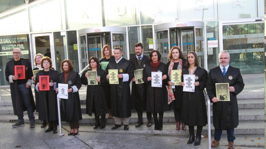 Una concentración de letrados, a las puertas de los juzgados de Ourense, durante el parón. |   // I. OSORIO