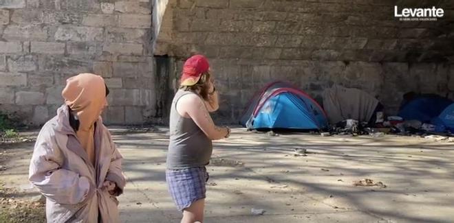 Testigos de la agresión con piedras a dos personas sin hogar en el antiguo cauce hablan para Levante - EMV