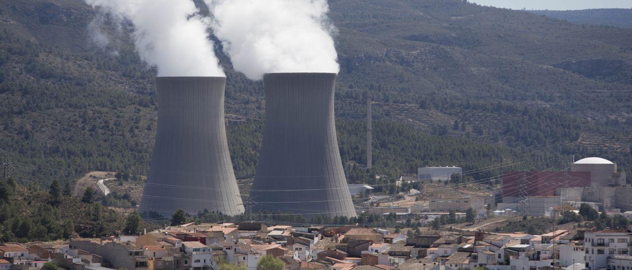 Central nuclear de Cofrentes con el reactor a la derecha y las torres de refrigeración en el centro.