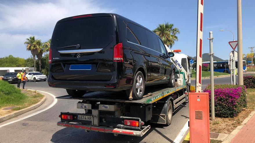 La Guardia Civil traslada una treintena de taxis ilegales al depósito cedido por el Consell de Ibiza