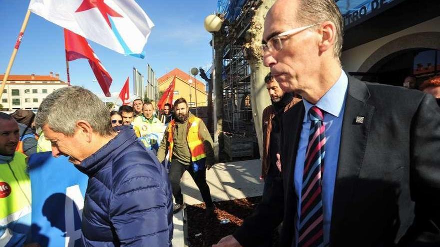 Almuiña esquivó a los técnicos de las ambulancias a su salida del centro de salud de A Illa. // I. Abella