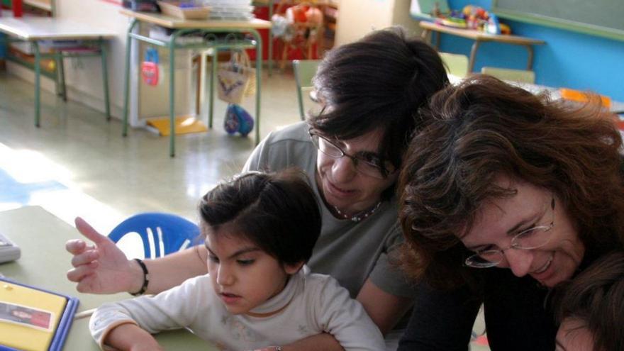 Dos auxiliares de Educación Especial, en una imagen de archivo. | EL PERIÓDICO