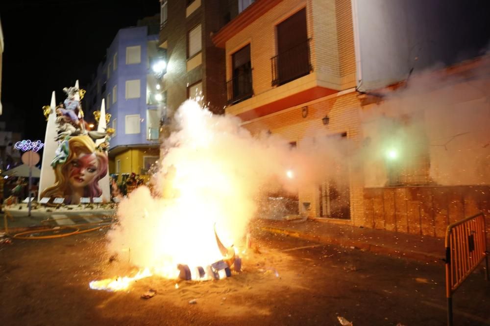 Cientos de personas, la mayoría adolescentes que quisieron disfrutar de la "cremá" y posterior "bañá" de los bomberos, se acercaron al barrio del Calvario para ver arder su hoguera