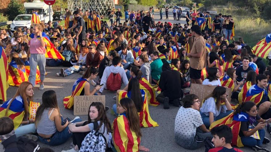 Estudiants tallant una carretera a Figueres, ahir