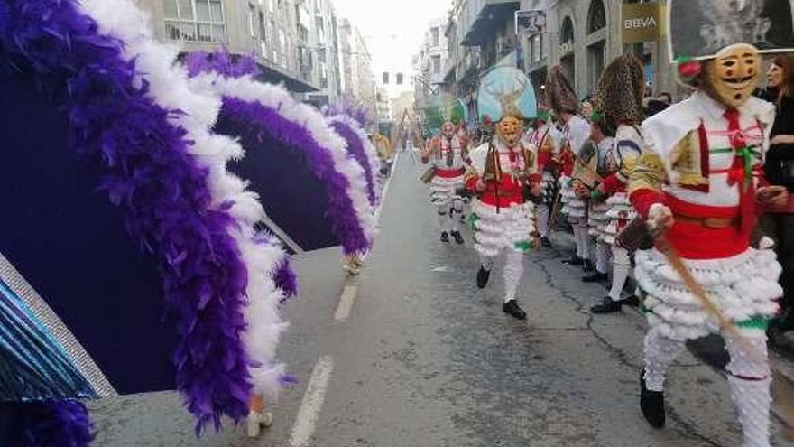 Desfile de cigarróns en Verín, realizado en la jornada de ayer. // FdV