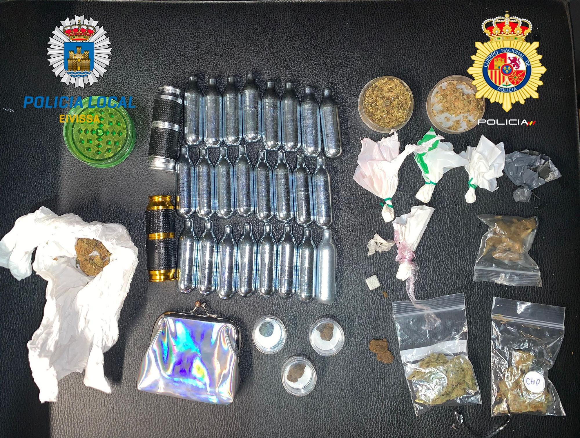 Las diferentes drogas incautadas por la policía.