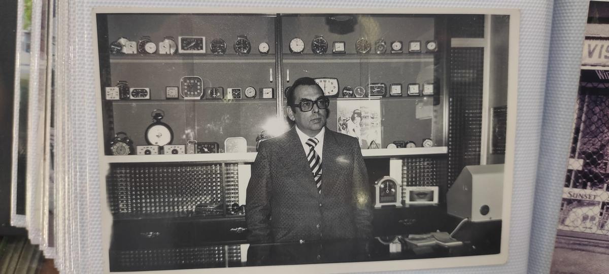 Eduardo Fernández padre, en los años setenta, en su negocio.