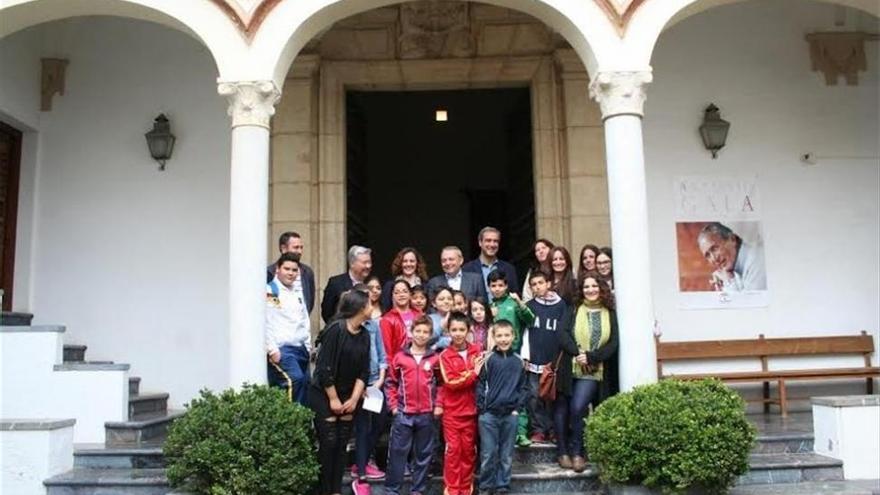 Alumnos visitan la exposición &#039;Antonio Gala, eterno y de cristal&#039;