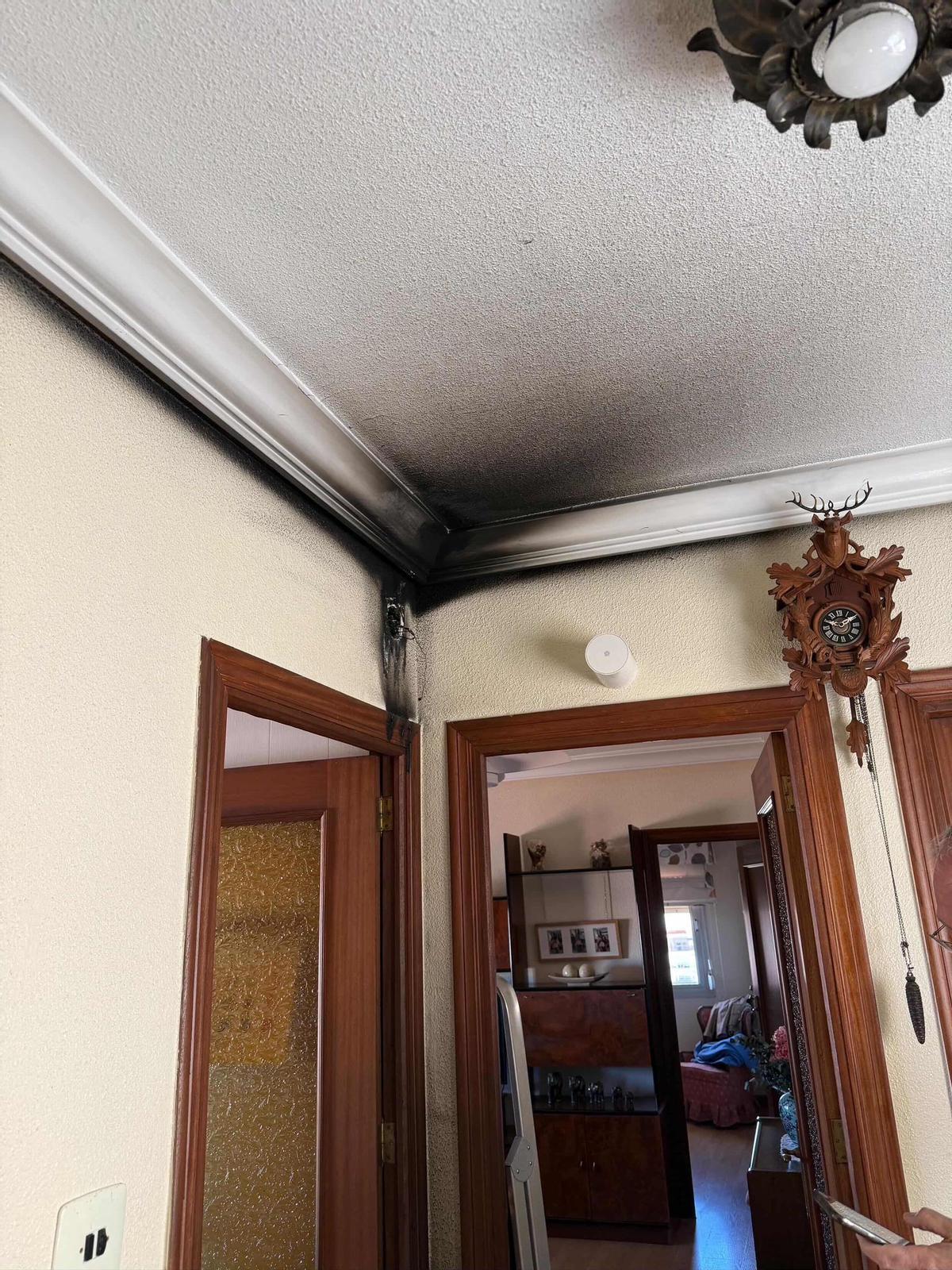 Parte de la vivienda dañada por el fuego