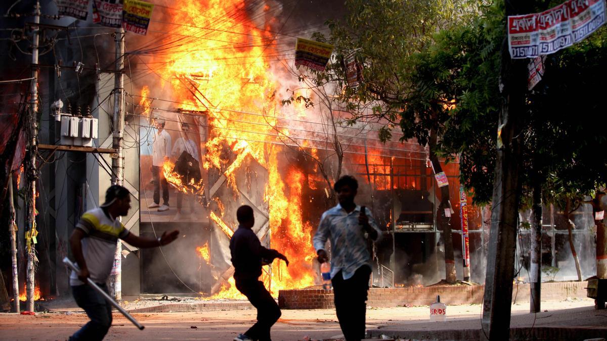 Manifestantes se enfrentan con la policía, durante la nueva ola de protestas que sacude Bangladés