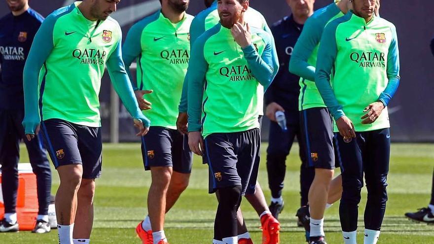 Suárez, Messi y Neymar conversan al inicio del entrenamiento de ayer del Barcelona.